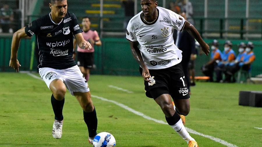 Jô, do Corinthians, durante partida contra o Deportivo Cali - Vizzor Imagem/AGIF