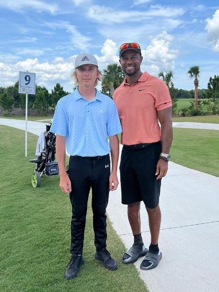 Golfista Tiger Woods ao lado do filho, Charlie - Reprodução