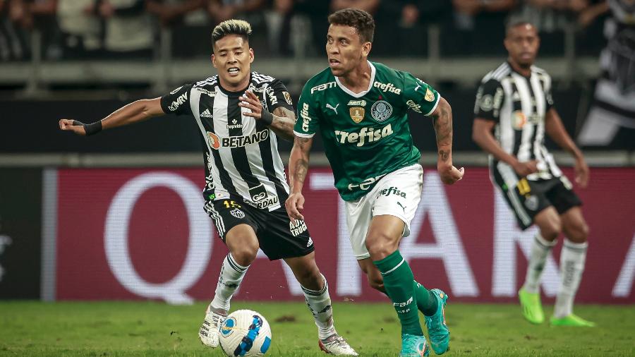 Zaracho e Marcos Rocha disputam bola em Atlético-MG x Palmeiras, pela Libertadores - Staff Images / CONMEBOL