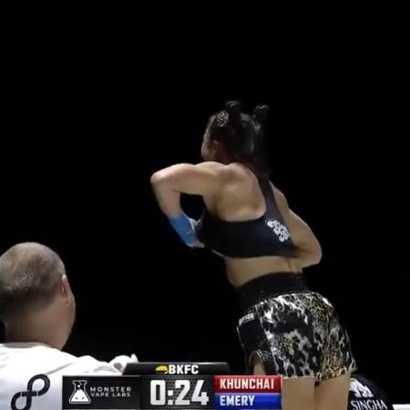 A lutadora Tai Emery, do Bare Knuckle FC, mostrou os peitos para a torcida