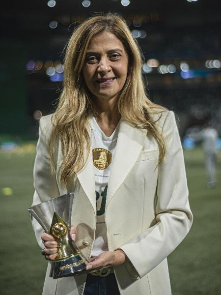 Leila Pereira, do Palmeiras, posa com miniatura de taça do Brasileirão em jogo contra o Fortaleza pelo Brasileirão - ANDERSON LIRA/FUTURA PRESS/ESTADÃO CONTEÚDO