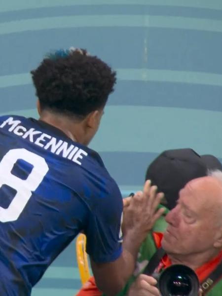 McKennie, meia dos Estados Unidos, limpa mão no colete do fotógrafo no jogo contra a Inglaterra, pela Copa do Mundo - Reprodução/Globo