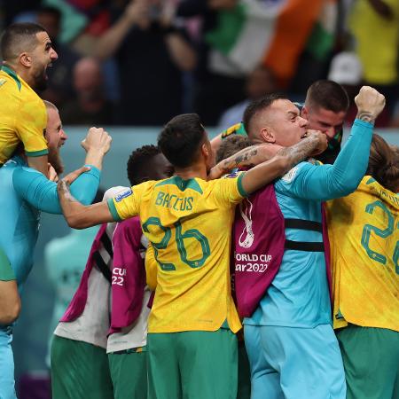 Jogadores da Austrália celebram gol marcado por Leckie sobre a Dinamarca, em partida da Copa do Mundo do Qatar - Youssef Loulidi/Fantasista/Getty Images