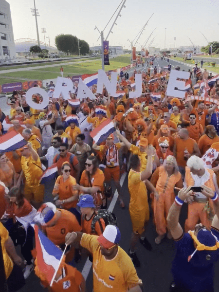 Caravana de torcedores holandeses antes da partida contra os Estados Unidos, na Copa do Mundo. - Reprodução/Twitter/Federação Holandesa de Futebol