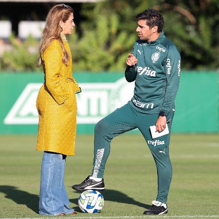 Leila Pereira, presidente do Palmeiras, conversando com o técnico Abel Ferreira - Fabio Menotti/Palmeiras