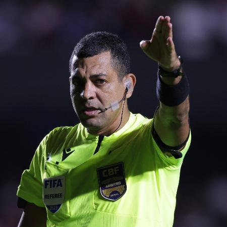 O árbitro Wagner do Nascimento Magalhães, em ação pela Copa do Brasil de 2023 - Ettore Chiereguini/AGIF