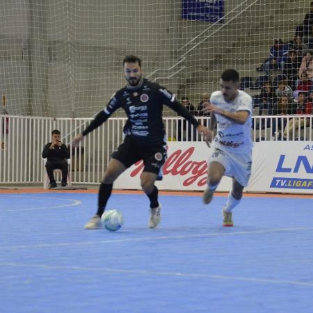 Disputa de bola no jogo entre São Lourenço e Joaçaba