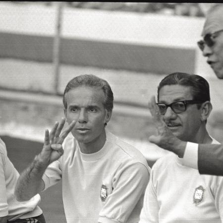 Zagallo gesticula quantos gols a seleção brasileira fez na final da Copa do Mundo de 1970