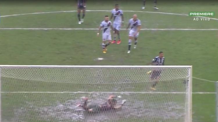 Gramado do Maracanã castigado pela chuva durante o Vasco x Atlético-MG