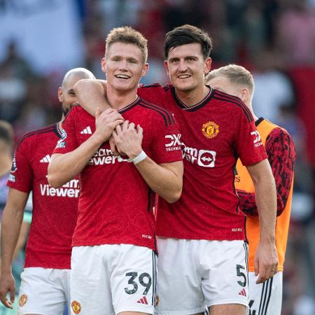McTominay celebra seu gol com Maguire pelo Manchester United contra o Brentford pelo Campeonato Inglês