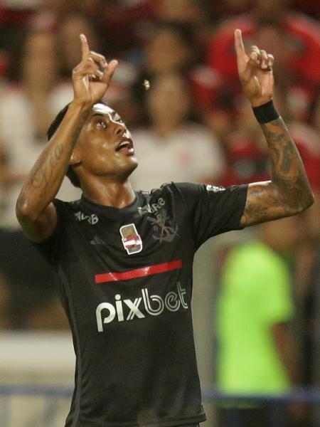 Bruno Henrique, do Flamengo, comemora após marcar contra o Sampaio Corrêa, no Carioca