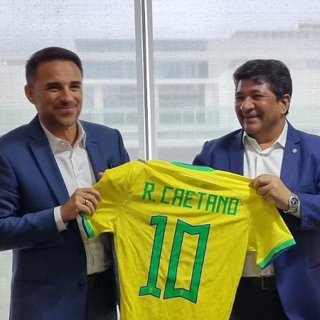 Rodrigo Caetano, novo diretor de seleções, recebe camisa 10 do presidente Ednaldo Rodrigues