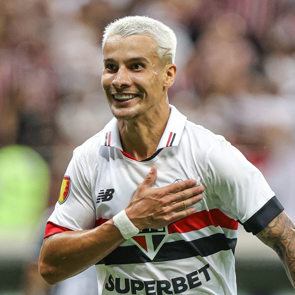 GOOOL DO TRICOLOR! De novo ele, São paulo abre o placar 