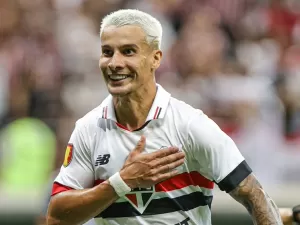 São Paulo vence com brilho de James na reestreia e golaço de Ferreira