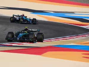 Lewis Hamilton lidera dobradinha da Mercedes na volta da F1