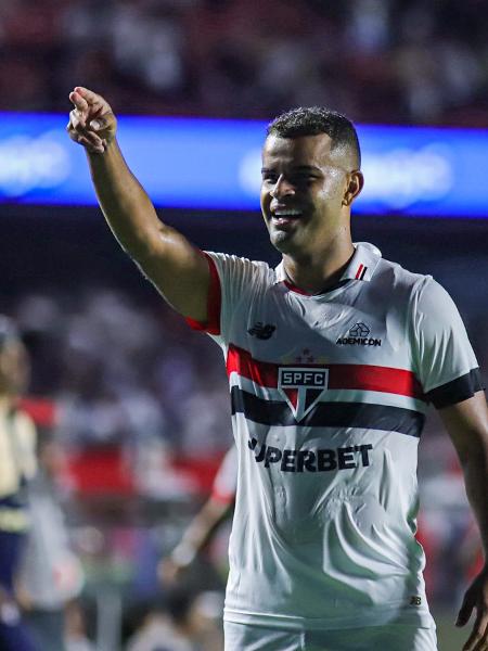 Alisson, do São Paulo, comemora após marcar no clássico contra o Palmeiras, pelo Paulistão