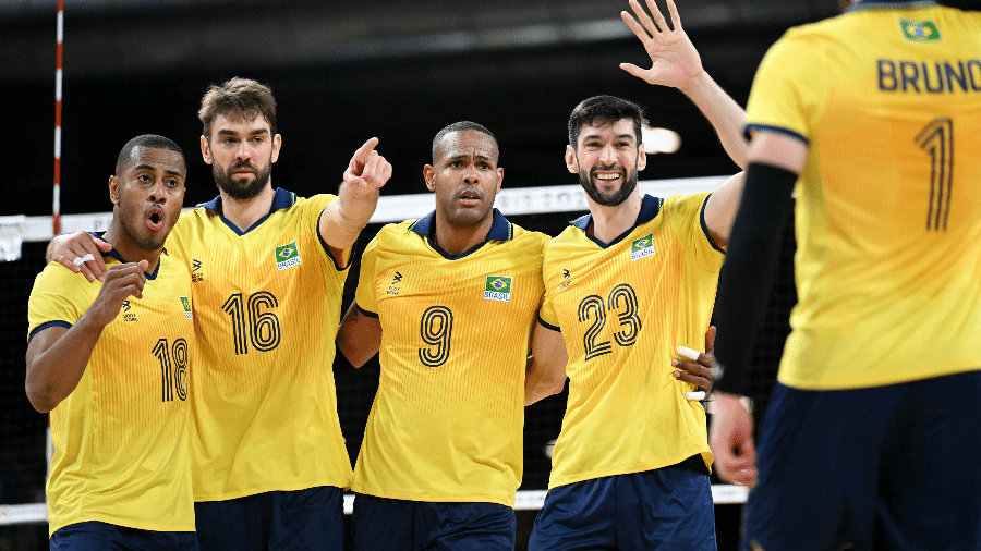 Jogadores do Brasil comemoram ponto durante a partida contra a Polônia, no vôlei masculino das Olimpíadas