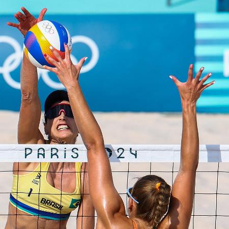 Carol Solberg, do vôlei de praia do Brasil, durante Olimpíadas de Paris, em 2024