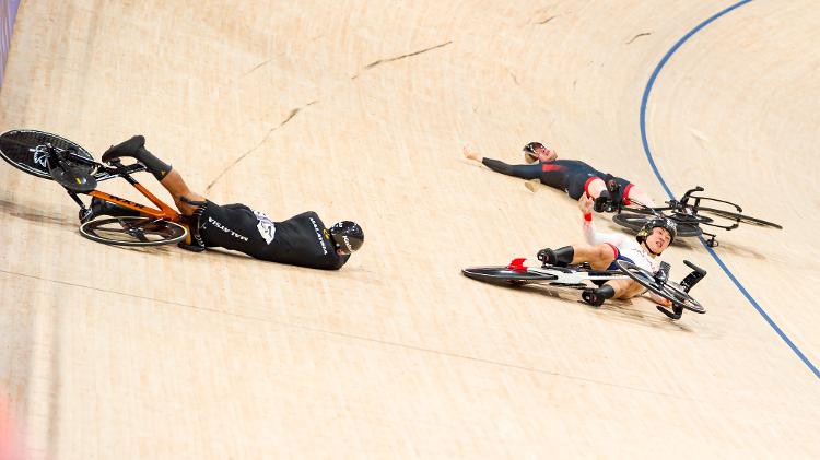 Muhammad Shah Firdaus Sahrom, Jack Carlin e Nakano Shinji caem durante prova do ciclismo nas Olimpíadas de Paris