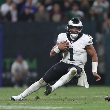 Jalen Hurts, do Philadelphia Eagles, escorrega durante jogo contra o Green Bay Packers, pela NFL, no Brasil - Wagner Meier/Getty Images