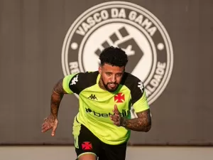 Paulinho volta a treinar com elenco do Vasco após quase 9 meses da lesão