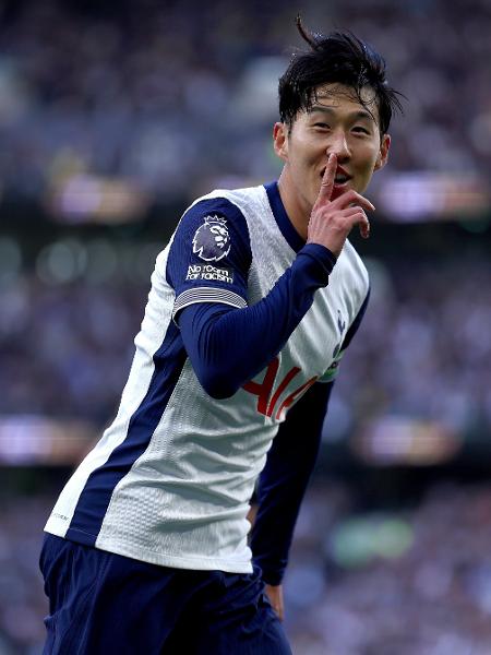 Son, do Tottenham, comemora após marcar na goleada sobre o West Ham, pelo Inglês Son, do Tottenham, comemora após marcar na goleada sobre o West Ham, pelo Inglês