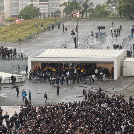 Torcedores do Corinthians entrando na Neo Química Arena durante o primeiro tempo de Corinthians x Flamengo