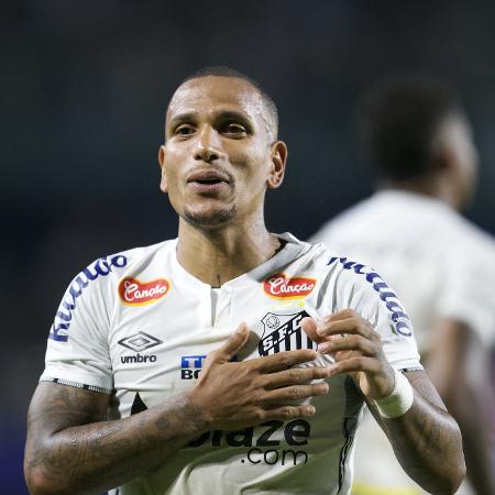 Otero comemora após marcar pelo Santos em jogo contra o Coritiba pela Série B - Hedeson Alves/Agif