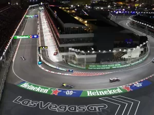 Russell lidera último treino em Las Vegas e Verstappen segue com problemas