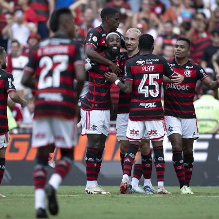 Jogadores do Flamengo comemoram gol de Léo Ortiz contra o Grêmio pelo Brasileirão