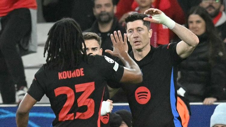 Lewandowski comemora gol do Barcelona sobre o Benfica em jogo da Champions