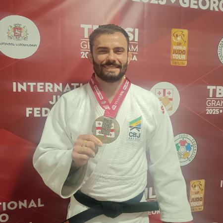 Rafael Macedo com a medalha de bronze conquistada no Grand Slam de judô da Geórgia