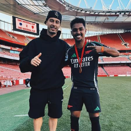 Gabriel Martinelli posa com Gui Marques, autor do 2º gol do Arsenal de Guarulhos na final da Copa OMO Varzenal, no Emirates Stadium Gabriel Martinelli posa com Gui Marques, autor do 2º gol do Arsenal de Guarulhos na final da Copa OMO Varzenal, no Emirates Stadium