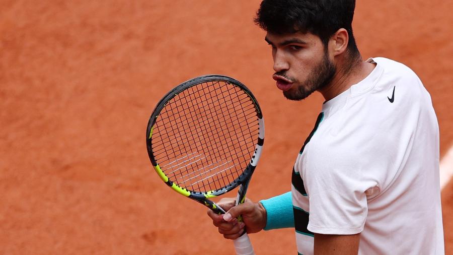 Carlos Alcaraz na primeira rodada de Roland Garros em 2025 Carlos Alcaraz na primeira rodada de Roland Garros em 2025