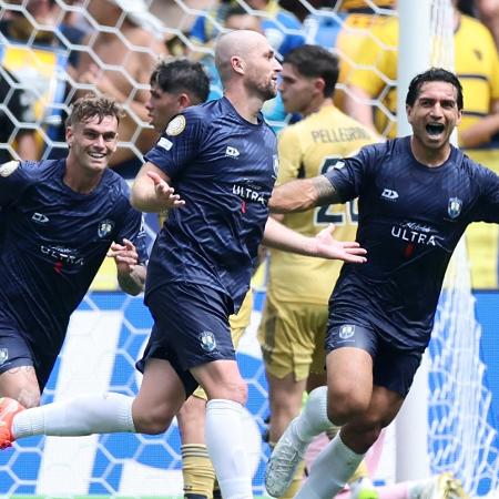 Gray comemora gol marcado pelo Auckland City contra o Boca Juniors no Mundial Gray comemora gol marcado pelo Auckland City contra o Boca Juniors no Mundial