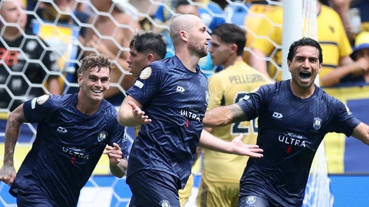 Gray comemora gol marcado pelo Auckland City contra o Boca Juniors no Mundial Gray comemora gol marcado pelo Auckland City contra o Boca Juniors no Mundial