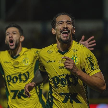 Da Costa, do Mirassol, comemora após marcar contra o Santos, pelo Brasileirão Da Costa, do Mirassol, comemora após marcar contra o Santos, pelo Brasileirão