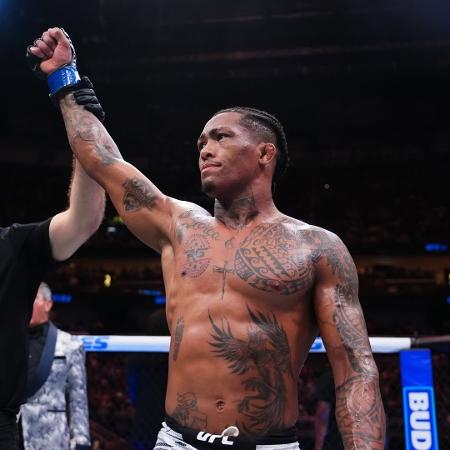 Vinícius Lok Dog celebra vitória contra Kyler Phillips, no UFC 318