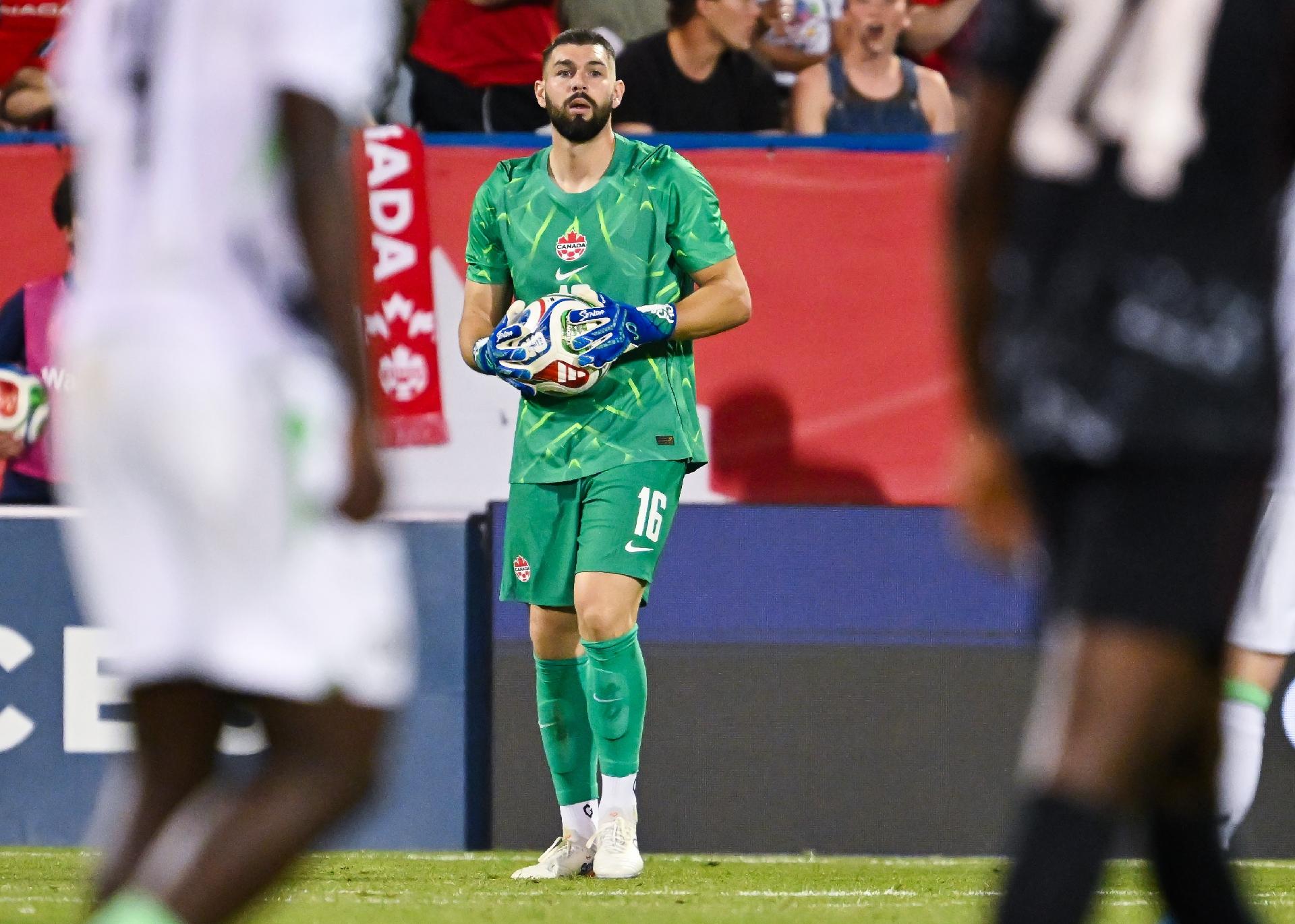 Maxime Crépeau, goleiro do Canadá, em ação durante amistoso - undefined