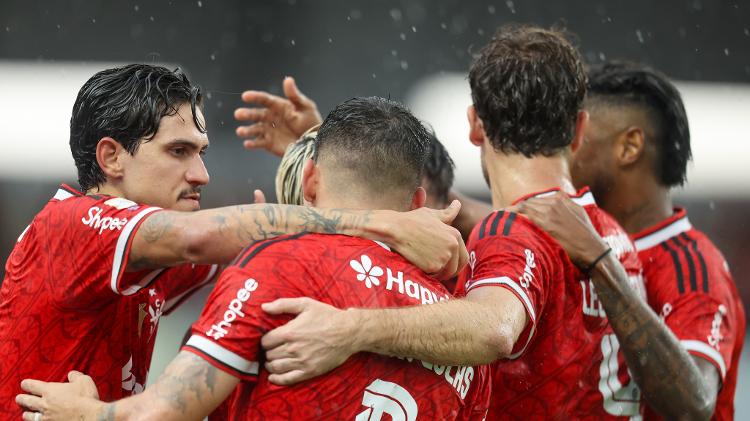 Jogadores do Flamengo comemoram gol de Samuel Lino contra o Remo, pelo Brasileirão Jogadores do Flamengo comemoram gol de Samuel Lino contra o Remo, pelo Brasileirão