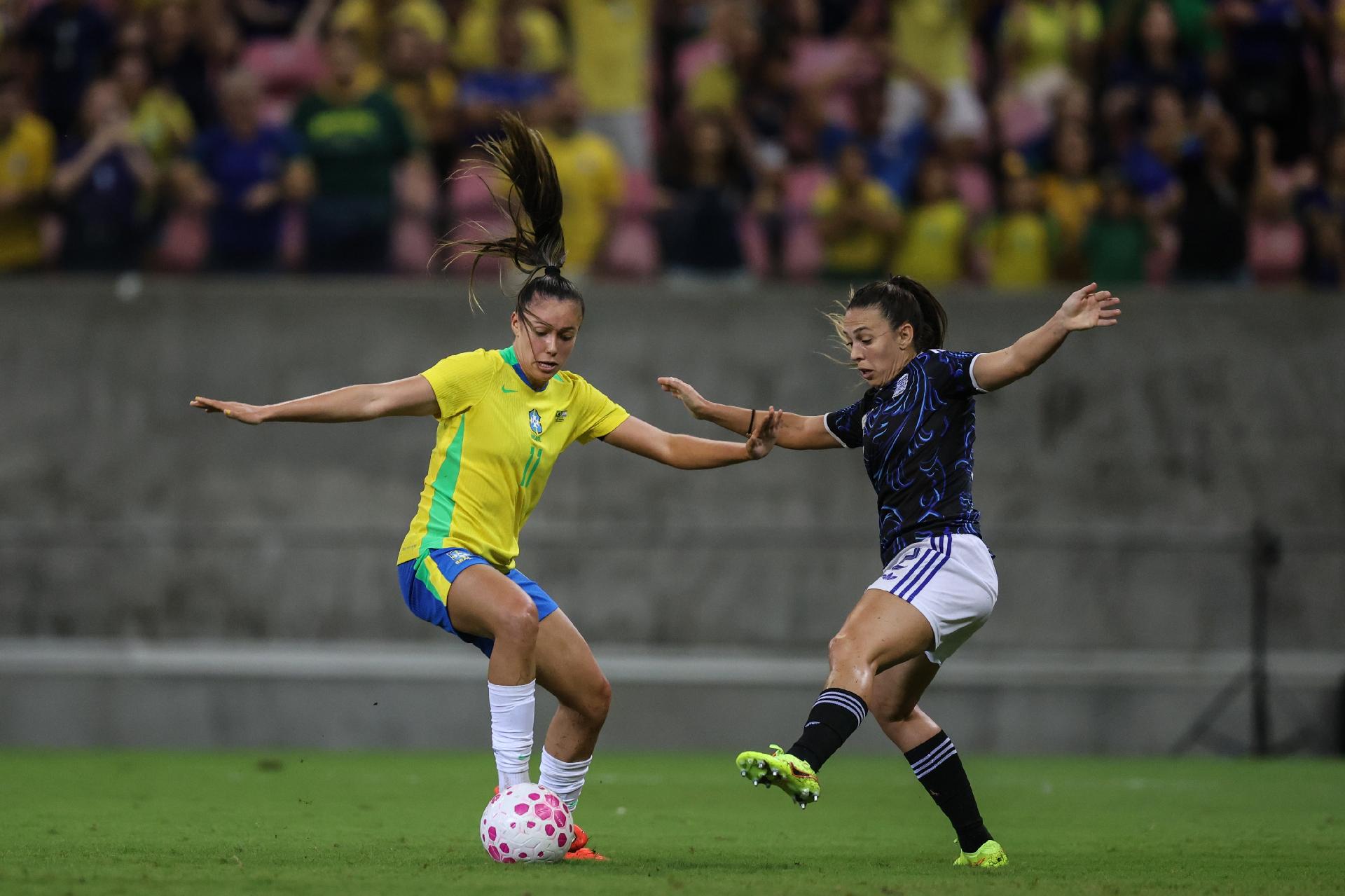 Priscila, da seleção brasileira, protege a bola durante amistoso contra a Argentina - undefined