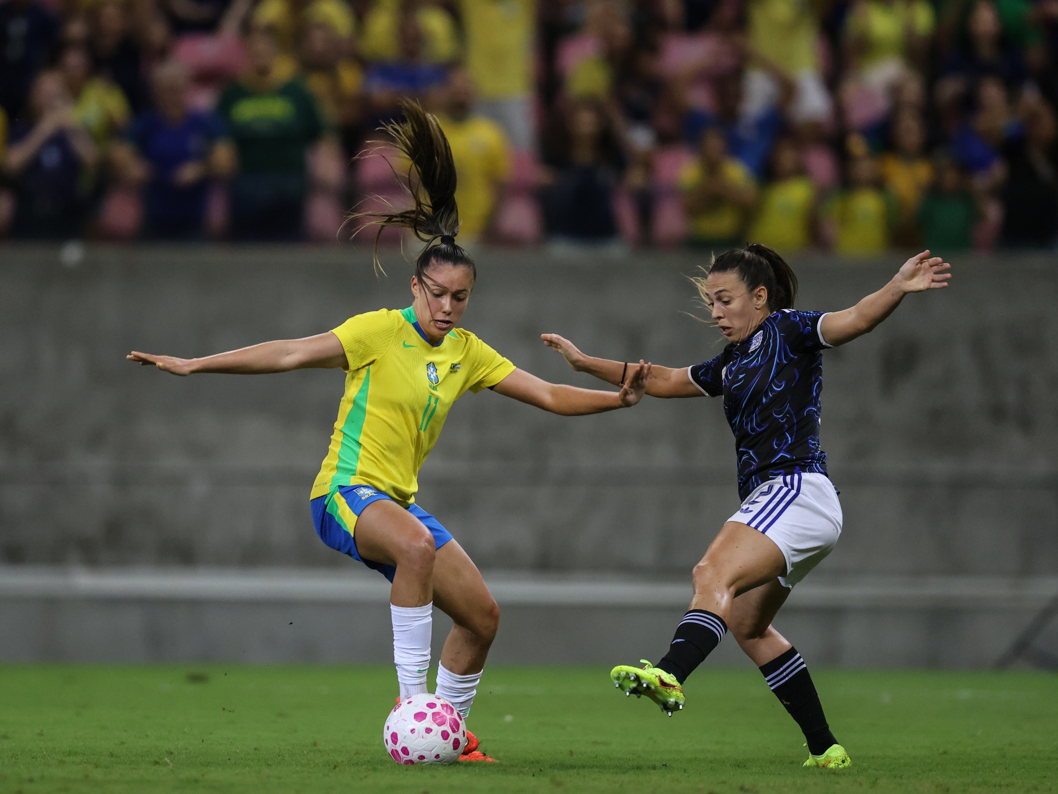 Seleção feminina não aproveita expulsão e cede empate à Argentina em casa