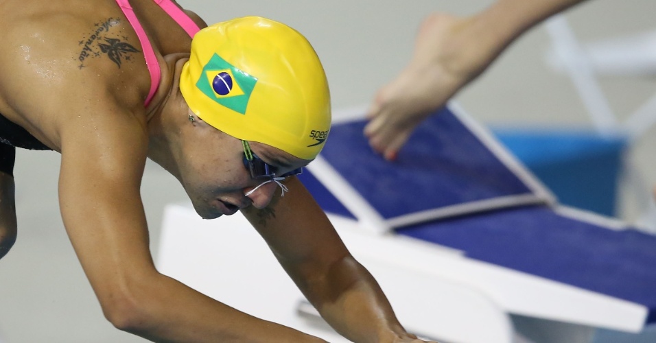 Joanna Maranhao cai na água para a bateria eliminatória dos 200m medley