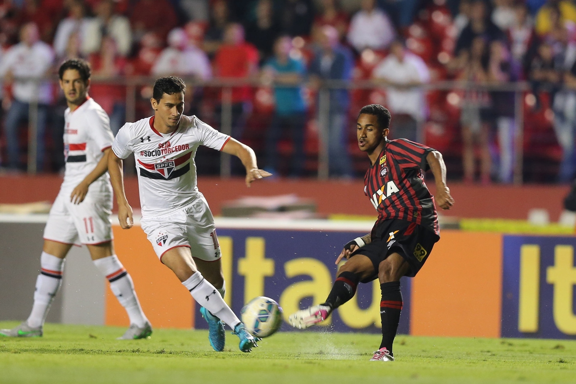 Ganso e ação pelo São Paulo na partida contra o Atlético-PR, válida pela 29ª rodada do Brasileirão - Robson Ventura/Folhapress
