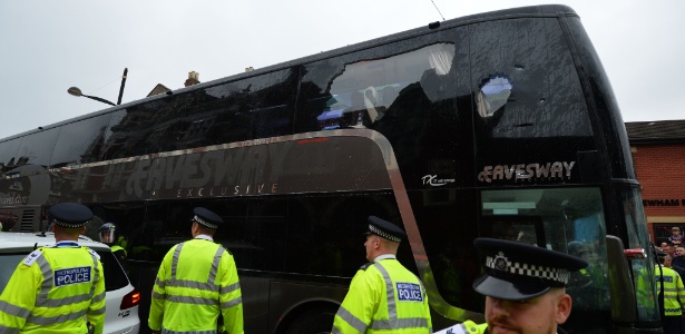 Torcedores quebraram a janela de ônibus do United - Glyn Kirk/AFP