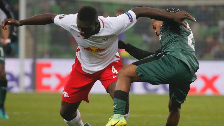 Zagueiro Dayot Upamecano jogou no Salzburg antes de atuar pelo Leipzig - Maxim Shemetov/Reuters