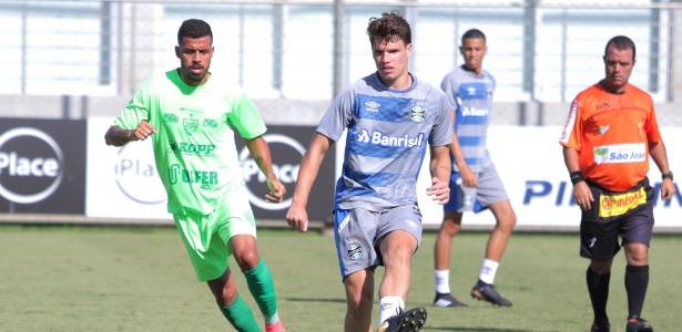 Vico, 21 anos, recuperou os sentidos logo depois de forte dividida em treino - Divulgação/Grêmio