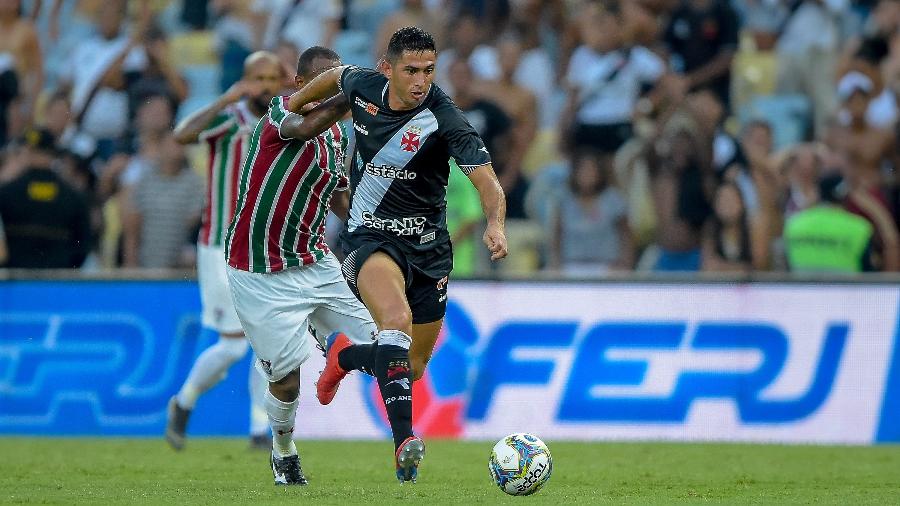Danilo Barcelos tenta se livrar da marcação durante o jogo entre Vasco e Fluminense - Thiago Ribeiro/AGIF