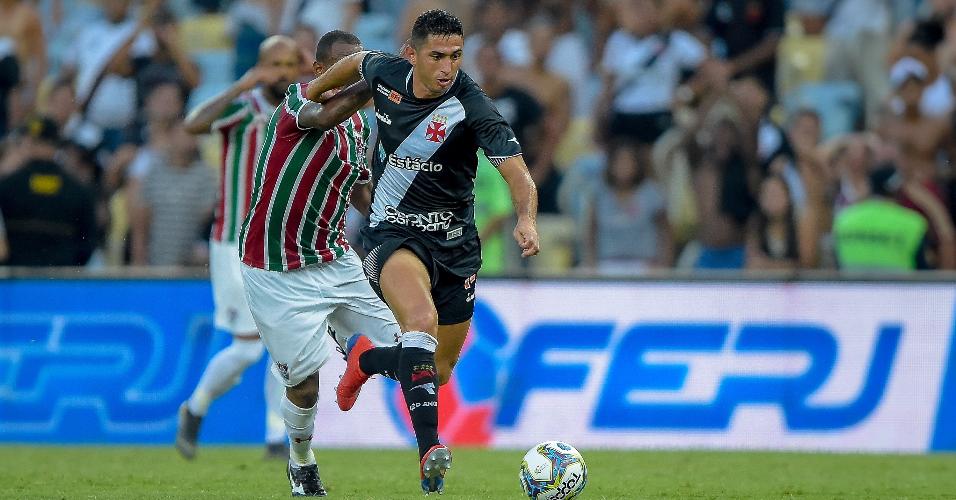 Danilo Barcelos tenta se livrar da marcação durante o jogo entre Vasco e Fluminense