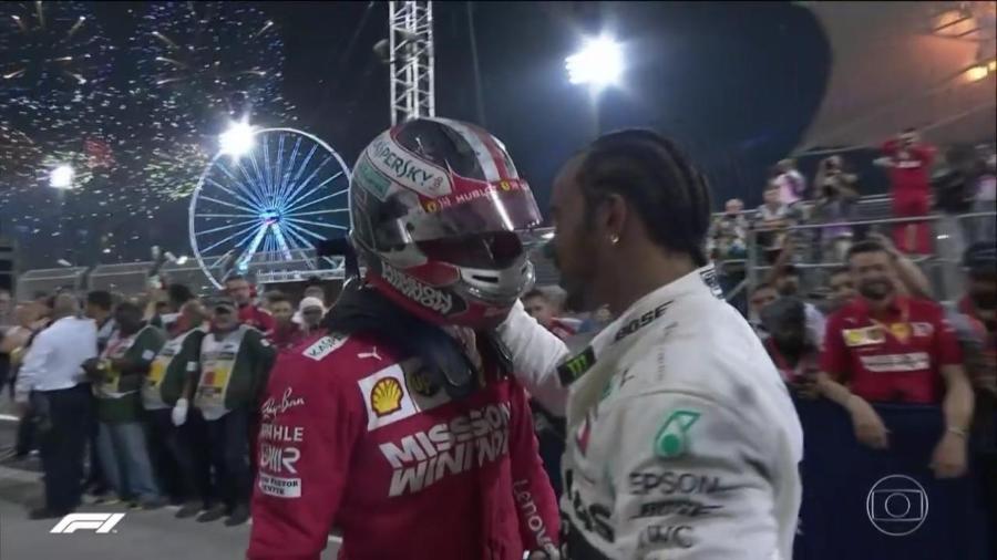 Lewis Hamilton cumprimenta Charles Leclerc após fim do GP do Bahrein - Reprodução/TV Globo
